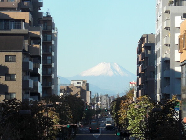ビルの合間の富士山