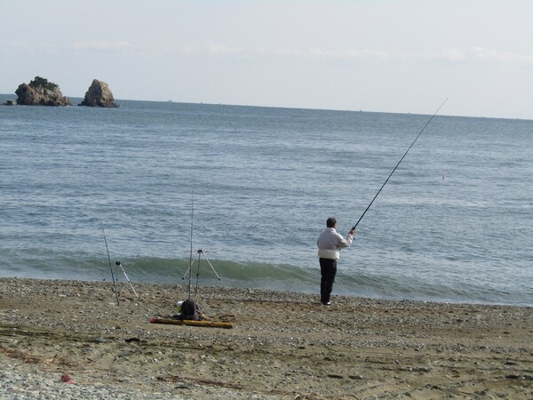 此処の海岸は投げ釣りに最適なんです