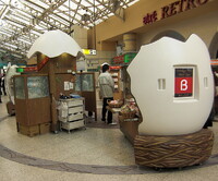 上野駅の風景　卵型販売コーナー