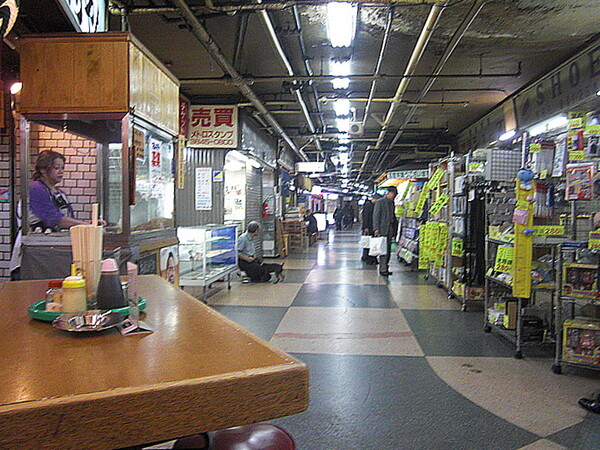 浅草駅の風景　地下の商店街