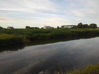 映り込みが綺麗な夕方の川