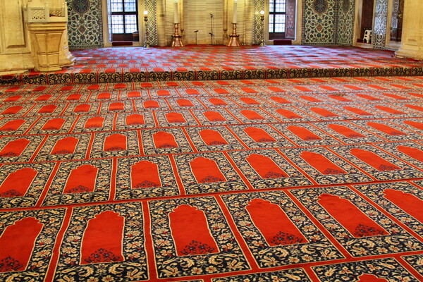 あるモスクの「紅」絨毯