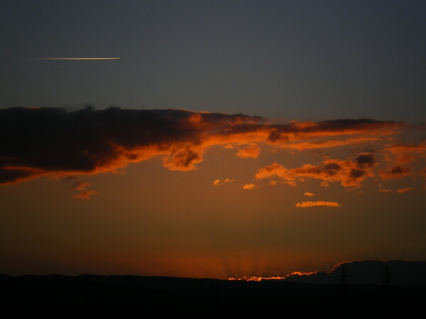 夕焼け飛行機雲