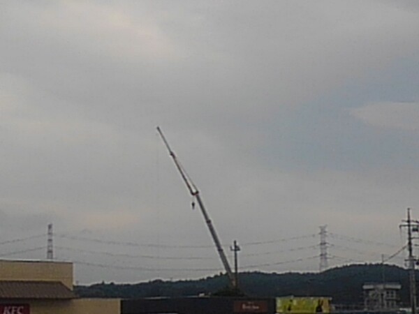 クレーンと曇り空