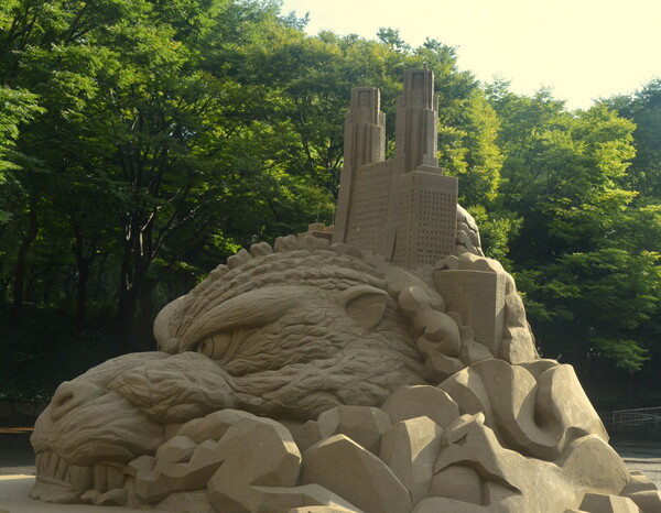 砂像のゴジラ