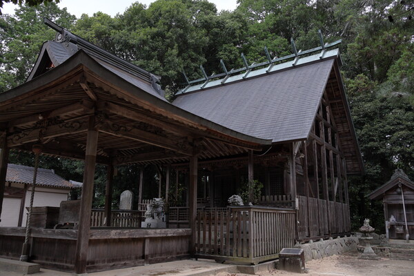 境内には古めかしい本殿が有り