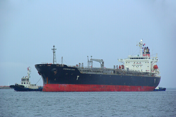 入港する大型液体化製品運搬船