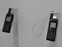 【モノクロ】衛星携帯電話