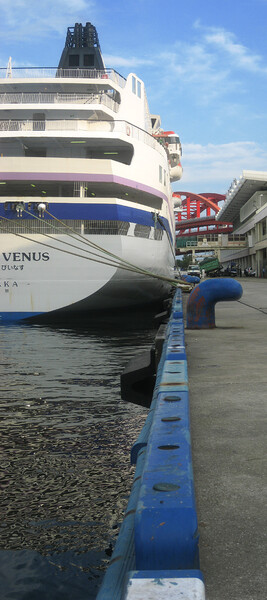 【水】神戸の埠頭、豪華客船と水面