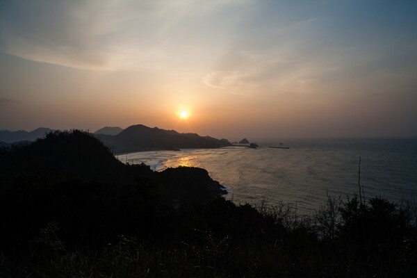日本海の水平線への日の入り。