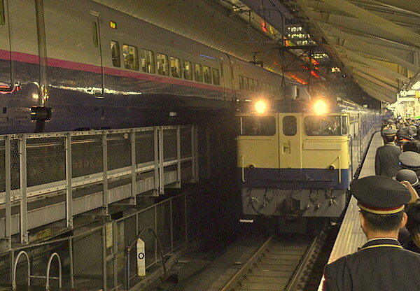 東京駅　EF65入線風景