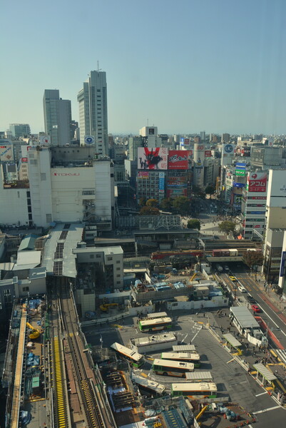 東京メトロ銀座線線路移設工事現場とコンテナ専用列車