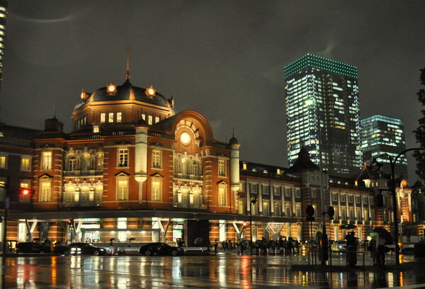 雨の東京駅舎