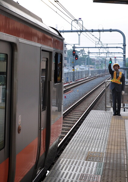 下り線を走行する上り電車の出発合図