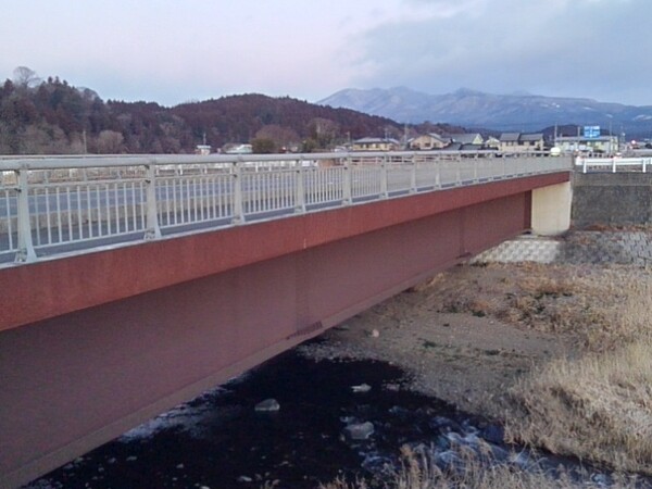 道路橋と山