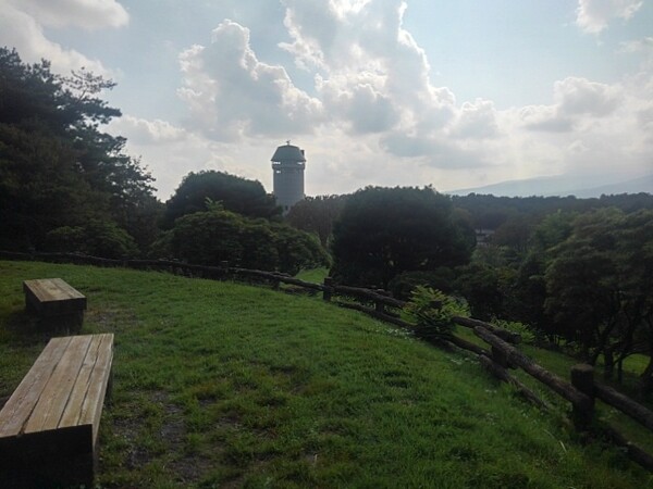 那須野が原公園の丘のベンチからの眺め