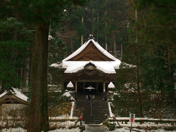 お寺と雪と・・・