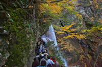 松川渓谷の雷滝を見に行く観光客