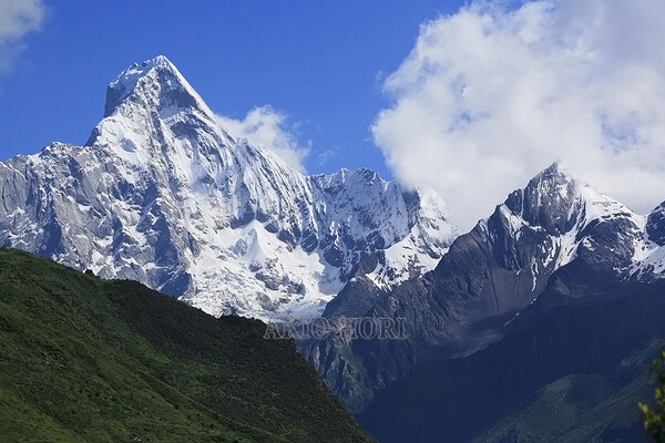 中国・四川省「四姑娘山」を望む。