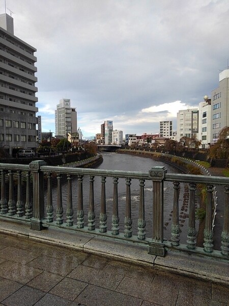 街中の橋の欄干からの景色