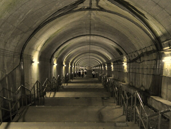 土合駅の階段を降りる風景