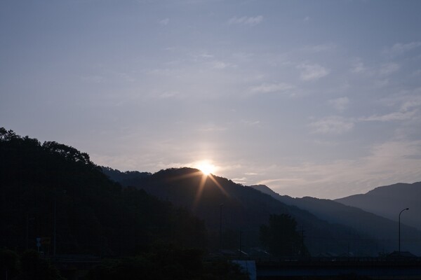 山の稜線からの朝日の出!
