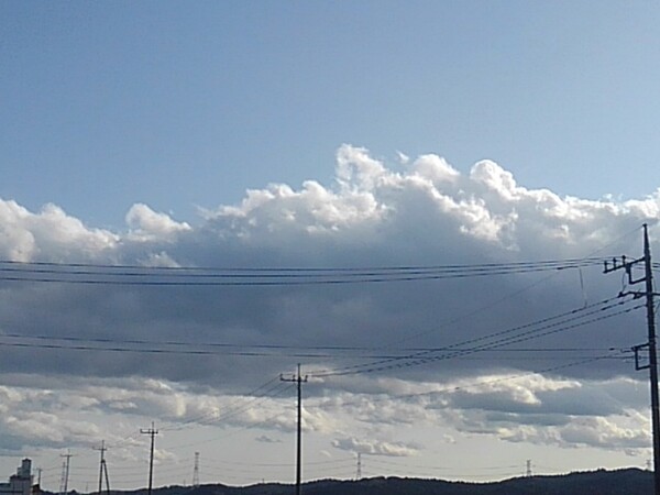 電柱の背後の大きな雲