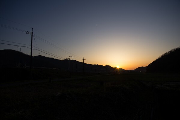 山の稜線への日没前。