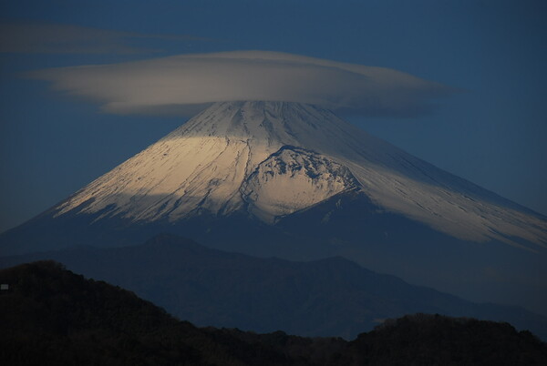 富士山に傘雲の帽子