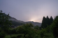 山の稜線からの朝日の出!