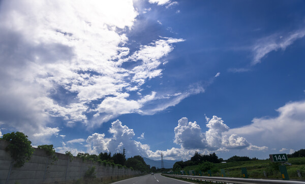入道雲に向かって