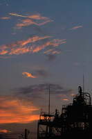 『S』夕陽丘の工場と飛行機雲