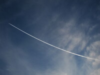直線でない飛行機雲