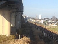 新幹線ガードのある景色