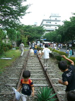 線路で遊ぶ子供