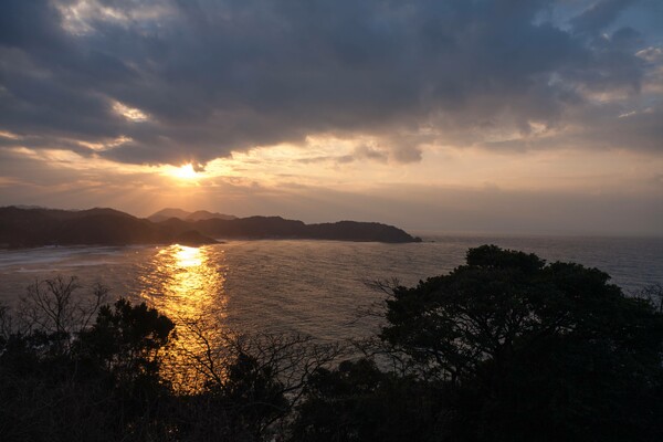 冬の日本海の夕焼け。