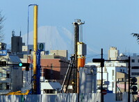 新国立競技場建設現場の合間の富士山