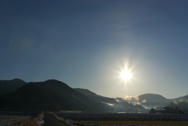 田舎の雪の朝