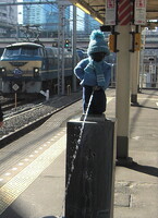 朝のJR浜松町駅の風景