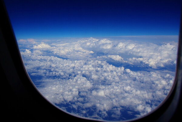 機窓から見た雲海と紺碧の空