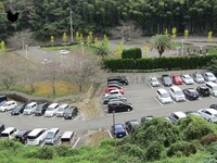 大型駐車場を山から撮影