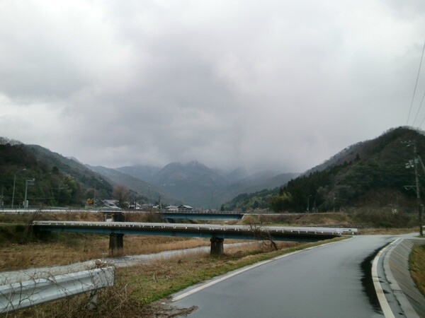 県境の山に雪が！