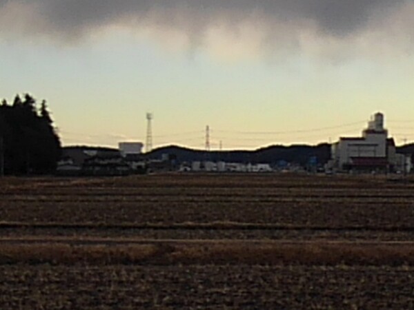 田園地帯の幻想的な空と奥に見える街