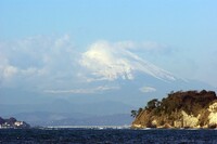 海の向こうに富士