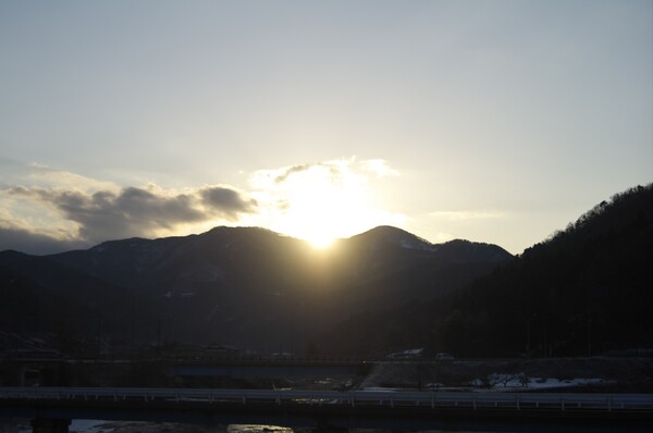 山の稜線から朝日が・・。