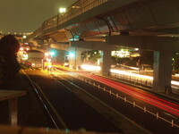 夜の高速道路