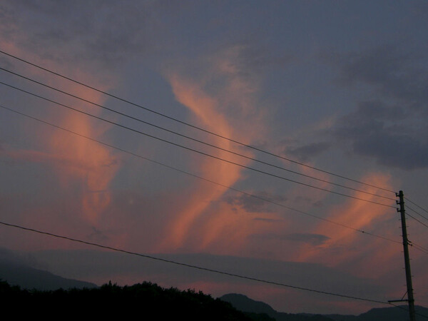東の空の夕焼け雲
