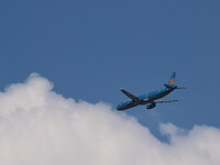青い空と青い飛行機