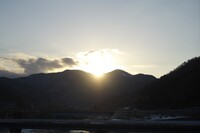 山の稜線から朝日が・・。