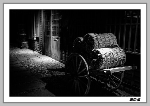 【白黒写真】路地裏の荷車